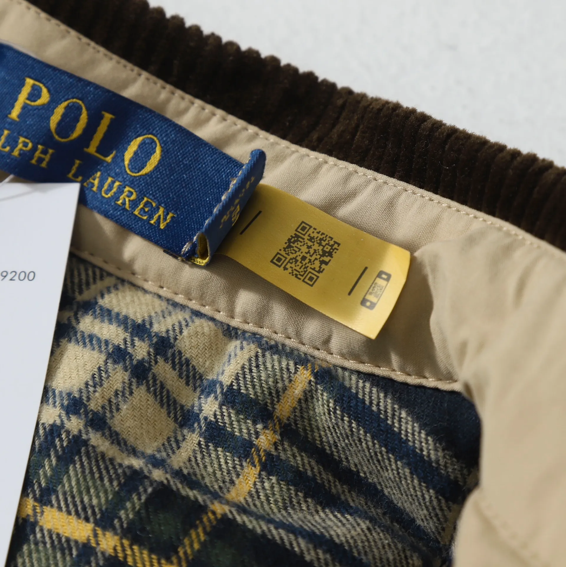 P370 #R52 Ralph Lauren vintage vintage corduroy lapel thickened cotton jacket. Same style for men and women. I bought this style at a second-hand store in Shanghai for a long time. This style is a thin cotton jacket. The difference is from the pictures on the market. The fabric is high-density sand-washed pure cotton fabric. Custom-woven corduroy fabric. It feels delicate and smooth. Thick. Lined plaid lining. Mold-opening hardware accessories. Customized pocket labels. All original versions are consistent and exquisite in workmanship. The accessories are complete and the quality is as good as ever. It is only reflected in the details. Color: Khaki Size: M L